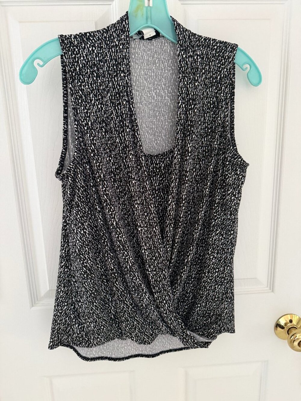 WHBM White House Black Market SLEEVELESS SCOOP NECK TOP layered front